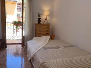 um quarto com uma cama, uma cómoda e uma janela em Casa Rural Arenal em Torrijo de la Cañada