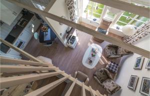 einen Blick über ein Wohnzimmer und eine Treppe in einem Haus in der Unterkunft 2 Bedroom Nice Home In Finsterwolde in Finsterwolde
