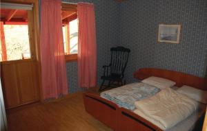 - une chambre avec un lit, une chaise et une fenêtre dans l'établissement Nice Home In Matre With 3 Bedrooms, à Bauge