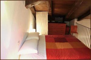 a bedroom with a bed with a colorful blanket at Le Pagliare Del Gran Sasso in Assergi