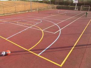 Tenis alebo squash v ubytovaní Hotel Sausa alebo jeho okolí