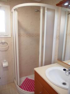 ein Bad mit einer Dusche und einem Waschbecken in der Unterkunft Miramar 32C in Roses