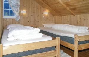 Postel nebo postele na pokoji v ubytování Holiday Home Eresfjord Øverås Iii + 3 fotografie