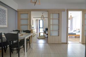 a kitchen and dining room with a table and chairs at Krynica Apartamenty Rodzinny Apartament w Centrum 43 in Krynica Zdrój