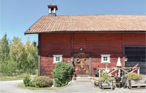een rode schuur met een grote houten deur bij Lovely Home In Sankt Anna With Kitchen in Sankt Anna