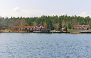 un grupo de casas a orillas de un lago en 2 Bedroom Stunning Home In Gunnebo en Östra Skälö