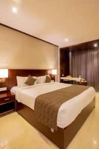 Postel nebo postele na pokoji v ubytování Visthara inn - Comfort Stay