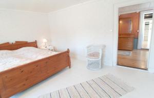 1 dormitorio con 1 cama grande y pasillo en Gorgeous Home In Klintehamn With Kitchen, en Hejde