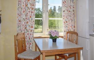 een keuken met een tafel en 2 stoelen en een raam bij Lovely Home In Sankt Anna With Kitchen in Sankt Anna