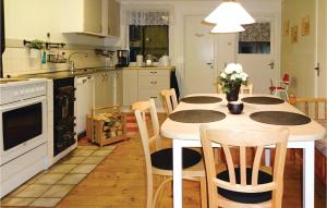 Kuchyň nebo kuchyňský kout v ubytování Two-Bedroom Accommodation in Holmsjo