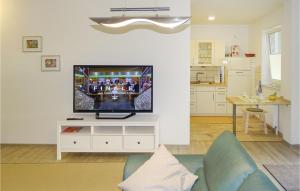 Cozy Apartment In Warwerort With Ethernet Internetにあるテレビまたはエンターテインメントセンター