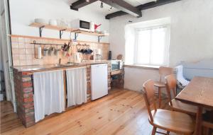 Kuchyň nebo kuchyňský kout v ubytování Gorgeous Home In Klintehamn With Kitchen