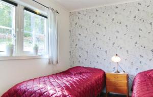 una camera con letto rosso e finestra di 2 Bedroom Cozy Home In Vetlanda a Vetlanda