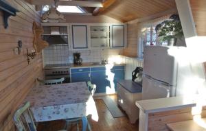 uma cozinha com um frigorífico e uma mesa em Gorgeous Home In Ombo With Kitchen em Vestersjø