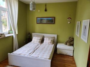 Tempat tidur dalam kamar di Virág Wellness Villa