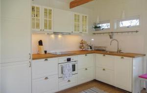 Kuchyň nebo kuchyňský kout v ubytování Amazing Home In Fjlkinge With Lake View