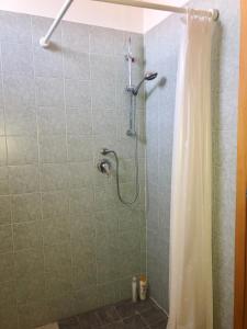 eine Dusche mit Duschvorhang im Bad in der Unterkunft B&B City Bar in 