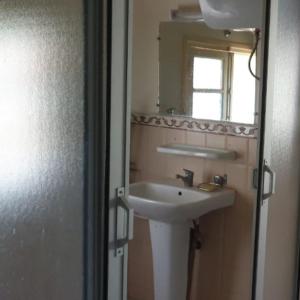 A bathroom at Chalet ifrane