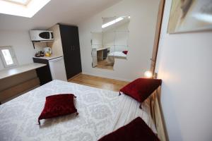 Haifa Guest House tesisinde bir odada yatak veya yataklar