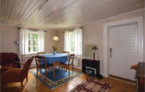 sala de estar con mesa, sillas y puerta en Stunning Home In Sffle With Sauna, en Säffle