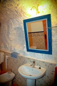 baño con lavabo y espejo en la pared en Casa Rural La Bodeguilla, en Alcalá del Júcar