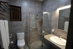 Serenity Tissa tesisinde bir banyo