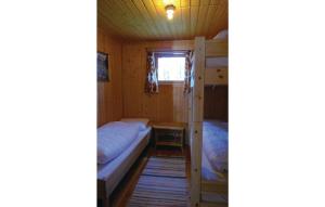 Vanvik的住宿－Roligheten，客房设有两张双层床和一张桌子。