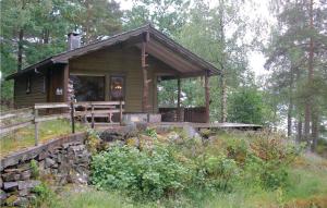 Vanvik的住宿－Roligheten，树林中带门廊的小小屋