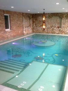 Bazén v ubytování Virág Wellness Villa nebo v jeho okolí