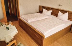 een slaapkamer met een groot bed en een tafel bij 3 Bedroom Awesome Apartment In Breuna in Breuna +3 foto's