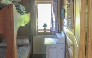 Pokój z sypialnią z łóżkiem i oknem w obiekcie Amazing Home In Idkerberget With Kitchenette w mieście Idkerberget