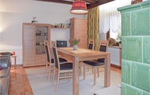 comedor con mesa de madera y sillas en Amazing Home In Alpirsbach-rmlinsdorf With 2 Bedrooms, en Marschalkenzimmern