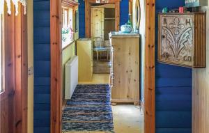 un pasillo de una casa con paredes azules en Amazing Home In Idkerberget With Kitchenette, en Idkerberget