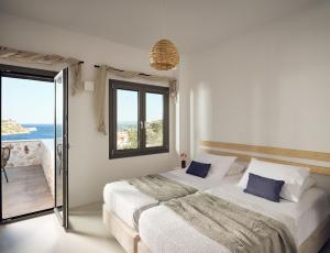 1 Schlafzimmer mit 2 Betten und Meerblick in der Unterkunft Apaggio Villa in Agios Nikolaos