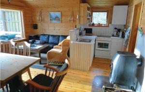Vanvik的住宿－Roligheten，客厅以及带沙发和桌子的厨房。