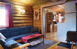 Gorgeous Home In Gol With Sauna في Sanderstølen: غرفة معيشة مع أريكة زرقاء وطاولة