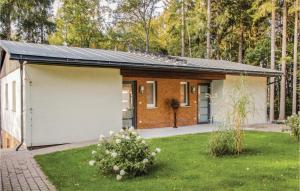 a house with a solar roof on top of a yard at Stunning apartment in Crinitzberg-Brenwalde with 2 Bedrooms and WiFi in Bärenwalde