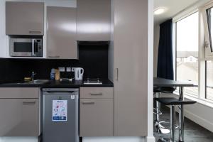 Destiny Student - Holyrood (Brae House)的厨房或小厨房