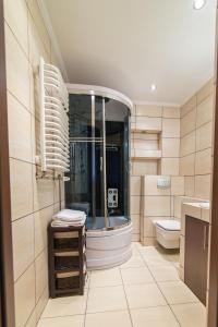 Ett badrum på Krynica Apartamenty Apartament Studio Centrum 89