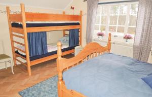 ウッラレッドにある2 Bedroom Beautiful Apartment In Ullaredのベッドルーム1室(二段ベッド2台、はしご付)