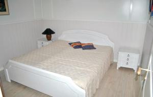 Säng eller sängar i ett rum på Cozy Home In Henn With Kitchen