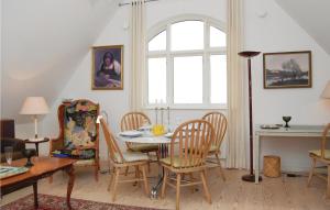 comedor con mesa, sillas y ventana en Beautiful Home In Dalby With 2 Bedrooms And Wifi, en Dalby