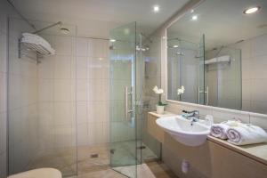 Ванна кімната в Aquamare Beach Hotel & Spa