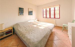 1 dormitorio con cama, mesa y ventana en 3 Bedroom Gorgeous Home In Tomelilla en Tomelilla