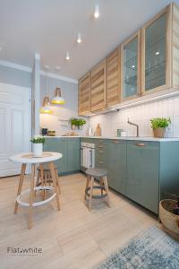 A kitchen or kitchenette at Apartamenty Flat White Obywatelska 47AB