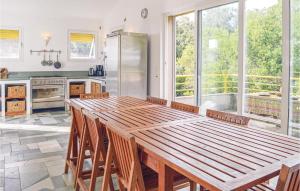San-GiulianoにあるCozy Home In San Giuliano With House Sea Viewのキッチン(大きな木製テーブル、椅子付)