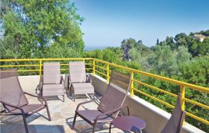 San-GiulianoにあるCozy Home In San Giuliano With House Sea Viewのバルコニーに座る椅子