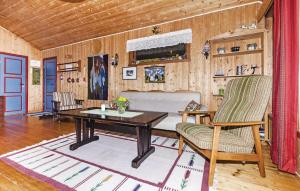 厄于斯特瑟的住宿－Stunning Home In Steinst With Wifi，客厅配有桌子和沙发