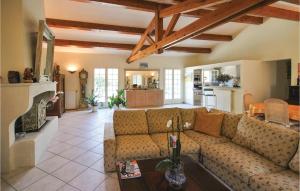 Zona d'estar a Awesome Home In St Anastasie S Issoles With Kitchen
