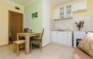 une cuisine et une salle à manger avec une table et une cuisine gmaxwell gmaxwell dans l'établissement Cozy Home In Herceg Novi With Wifi, à Herceg-Novi
